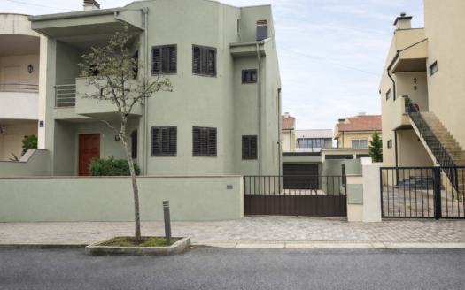 Moradia para Arrendar no Centro de Leça da Palmeira – Rua do Sol Poente