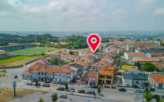 Moradia T2 com Possibilidade de T3 + Moradia T2 Independente | 344 m² de Terreno | Garagem Dupla | Painéis Solares | Excelente Localização