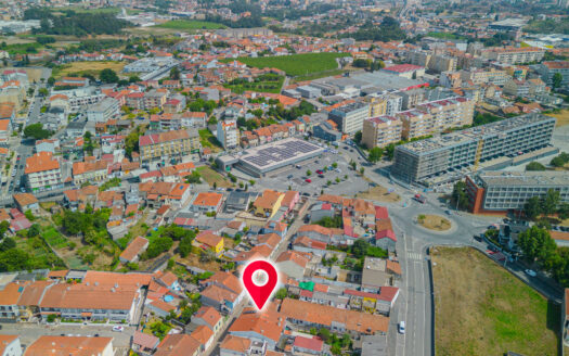 Moradia T2 com Possibilidade de T3 + Moradia T2 Independente | 344 m² de Terreno | Garagem Dupla | Painéis Solares | Excelente Localização