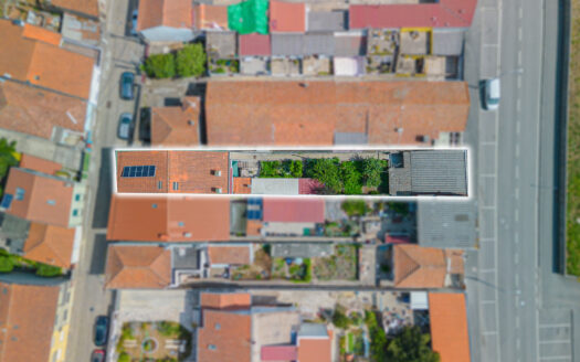 Moradia T2 com Possibilidade de T3 + Moradia T2 Independente | 344 m² de Terreno | Garagem Dupla | Painéis Solares | Excelente Localização
