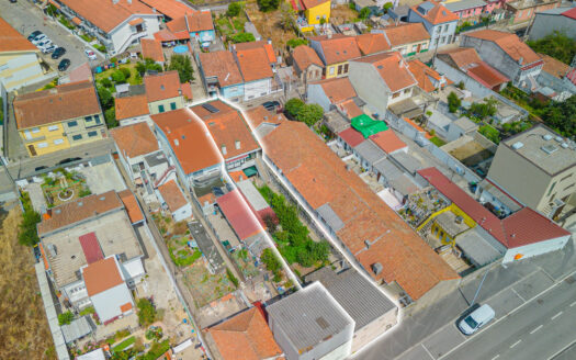Moradia T2 com Possibilidade de T3 + Moradia T2 Independente | 344 m² de Terreno | Garagem Dupla | Painéis Solares | Excelente Localização