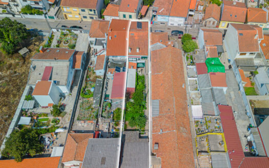 Moradia T2 com Possibilidade de T3 + Moradia T2 Independente | 344 m² de Terreno | Garagem Dupla | Painéis Solares | Excelente Localização