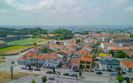 Moradia T2 com Possibilidade de T3 + Moradia T2 Independente | 344 m² de Terreno | Garagem Dupla | Painéis Solares | Excelente Localização