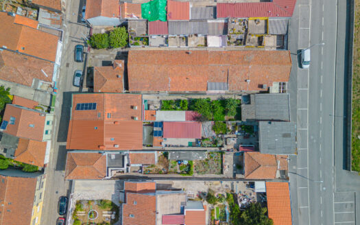 Moradia T2 com Possibilidade de T3 + Moradia T2 Independente | 344 m² de Terreno | Garagem Dupla | Painéis Solares | Excelente Localização