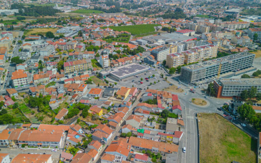 Moradia T2 com Possibilidade de T3 + Moradia T2 Independente | 344 m² de Terreno | Garagem Dupla | Painéis Solares | Excelente Localização