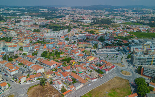 Moradia T2 com Possibilidade de T3 + Moradia T2 Independente | 344 m² de Terreno | Garagem Dupla | Painéis Solares | Excelente Localização