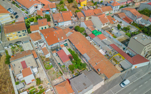 Moradia T2 com Possibilidade de T3 + Moradia T2 Independente | 344 m² de Terreno | Garagem Dupla | Painéis Solares | Excelente Localização