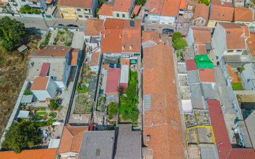 Moradia T2 com Possibilidade de T3 + Moradia T2 Independente | 344 m² de Terreno | Garagem Dupla | Painéis Solares | Excelente Localização