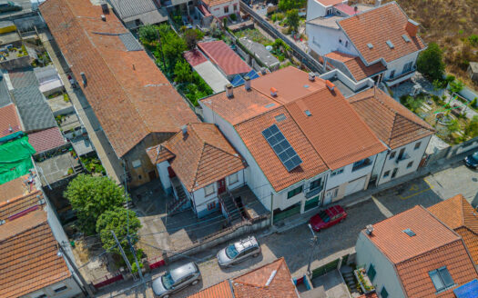 Moradia T2 com Possibilidade de T3 + Moradia T2 Independente | 344 m² de Terreno | Garagem Dupla | Painéis Solares | Excelente Localização