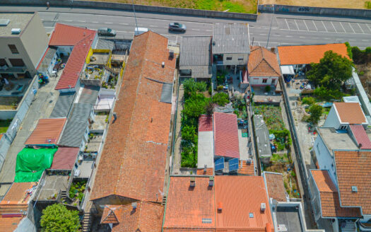 Moradia T2 com Possibilidade de T3 + Moradia T2 Independente | 344 m² de Terreno | Garagem Dupla | Painéis Solares | Excelente Localização