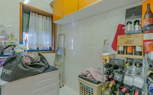 Moradia T2 com Possibilidade de T3 + Moradia T2 Independente | 344 m² de Terreno | Garagem Dupla | Painéis Solares | Excelente Localização