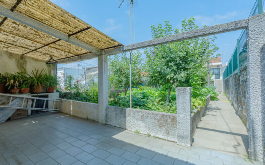 Moradia T2 com Possibilidade de T3 + Moradia T2 Independente | 344 m² de Terreno | Garagem Dupla | Painéis Solares | Excelente Localização