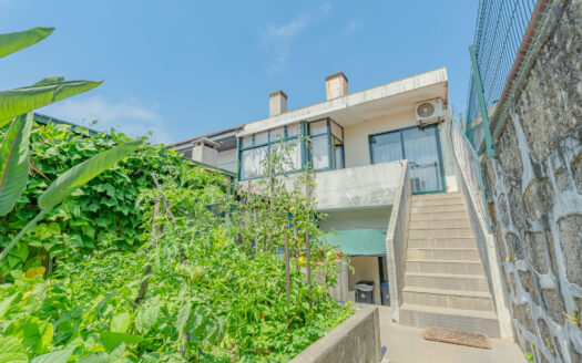 Moradia T2 com Possibilidade de T3 + Moradia T2 Independente | 344 m² de Terreno | Garagem Dupla | Painéis Solares | Excelente Localização