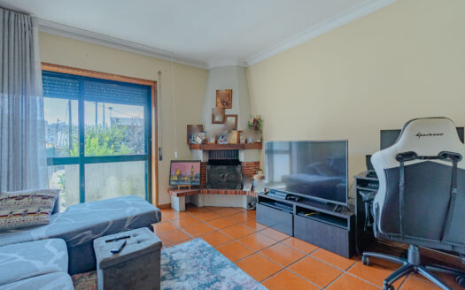 Moradia T2 com Possibilidade de T3 + Moradia T2 Independente | 344 m² de Terreno | Garagem Dupla | Painéis Solares | Excelente Localização