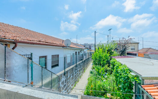 Moradia T2 com Possibilidade de T3 + Moradia T2 Independente | 344 m² de Terreno | Garagem Dupla | Painéis Solares | Excelente Localização