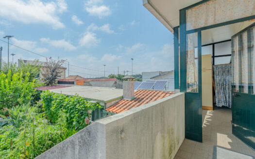 Moradia T2 com Possibilidade de T3 + Moradia T2 Independente | 344 m² de Terreno | Garagem Dupla | Painéis Solares | Excelente Localização
