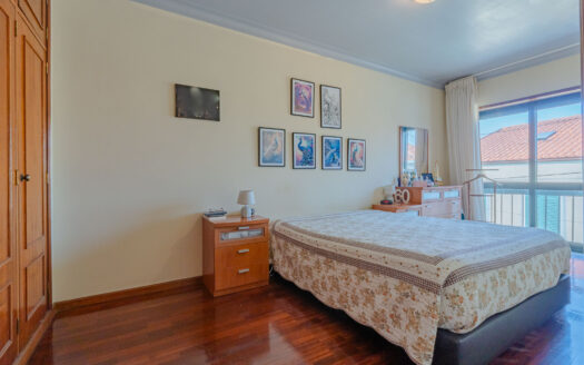 Moradia T2 com Possibilidade de T3 + Moradia T2 Independente | 344 m² de Terreno | Garagem Dupla | Painéis Solares | Excelente Localização