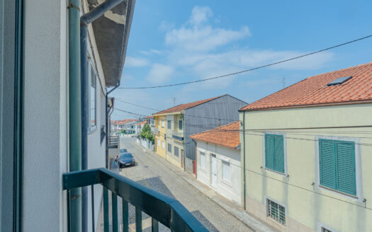 Moradia T2 com Possibilidade de T3 + Moradia T2 Independente | 344 m² de Terreno | Garagem Dupla | Painéis Solares | Excelente Localização