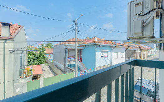 Moradia T2 com Possibilidade de T3 + Moradia T2 Independente | 344 m² de Terreno | Garagem Dupla | Painéis Solares | Excelente Localização