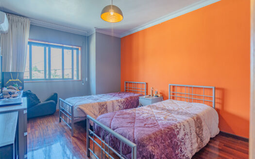 Moradia T2 com Possibilidade de T3 + Moradia T2 Independente | 344 m² de Terreno | Garagem Dupla | Painéis Solares | Excelente Localização