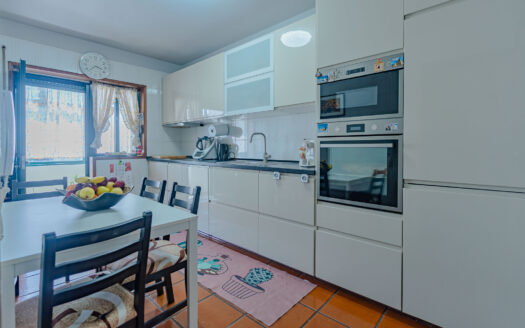 Moradia T2 com Possibilidade de T3 + Moradia T2 Independente | 344 m² de Terreno | Garagem Dupla | Painéis Solares | Excelente Localização